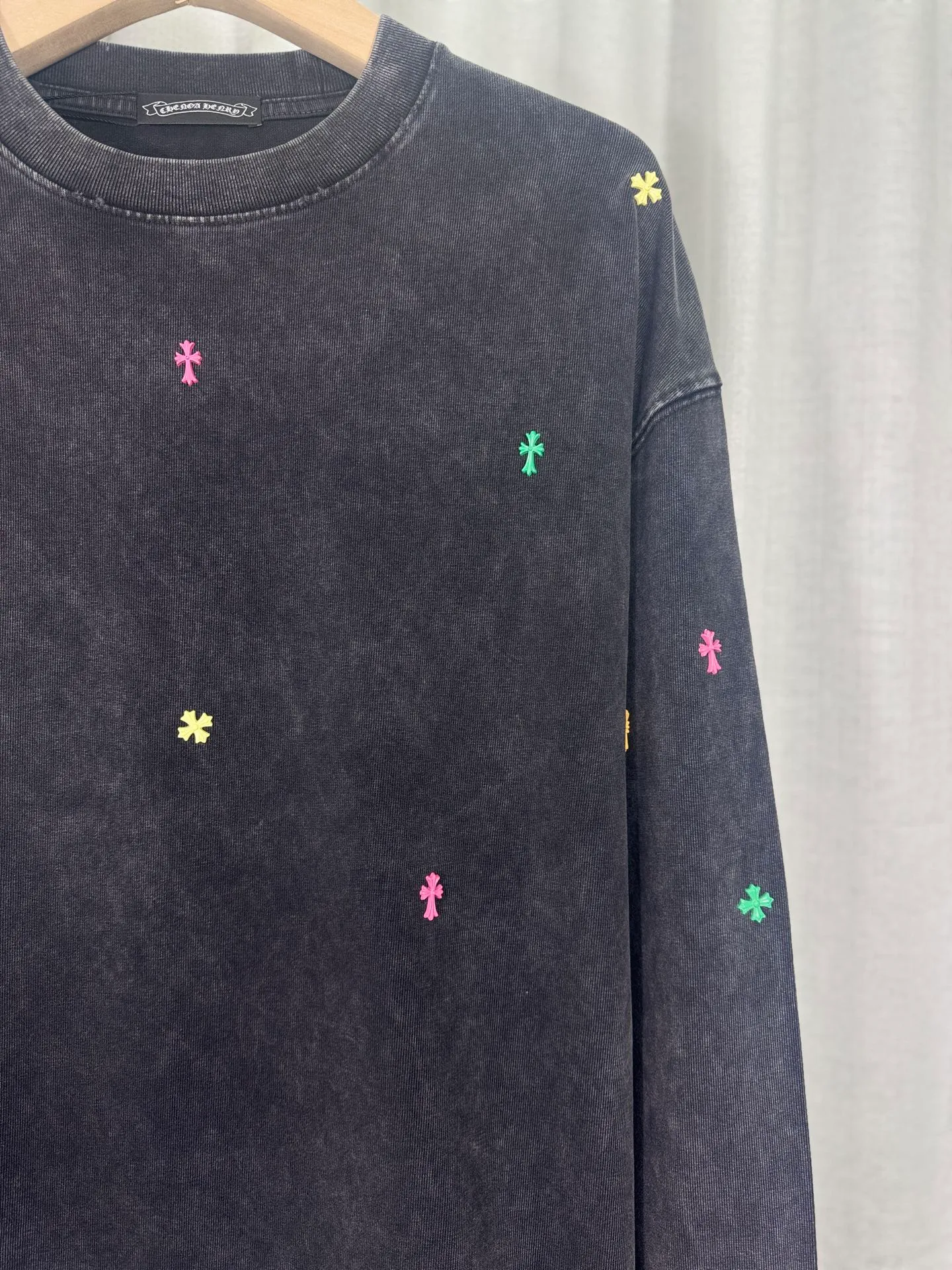 P250 top version, real shot without P, ​​different from market currency) 𝗖𝗵𝗿𝗼𝗺𝗲 𝗛𝗲𝗮𝗿𝘁𝘀/Cro Xin 2025 Autumn and Winter Starry Gypsophila Couple Casual Long Sleeve 👑The highest version! Customized fabric 320g fabric! Gypsophila cross hardware accessories, a hot-selling model at the counter, very comfortable to wear. Accessories: original molded and authenticated collar label ➕ 100% silk wash water label. Genuine purchase-grade original hangtag➕matching hanging rope➕3D hanging beads➕original packaging bag. Craftsmanship: The original version has consistent wiring! The highest version of the armhole matching technique! Color: Blue Black Size: S M L XL Style No.: 5173